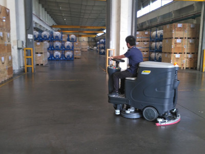 工业清洁新选择 美高驾驶式洗地机助力金刚砂地面仓库高效保洁